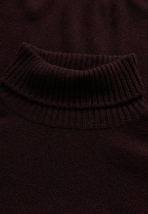 Mörk burgunderröd stickad tröja med ribbad krage. Kroppen har en slät textur som kontrasterar mot den texturerade kragsdesignen.