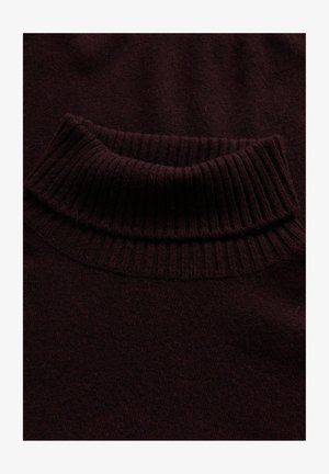 Ciemnobordowy dzianinowy sweter z prążkowanym kołnierzem. Korpus ma gładką fakturę, kontrastującą z teksturowanym wzorem kołnierza.