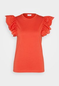 Camiseta de algodón rojo con mangas cortas y volantes con patrón de ojetes. Cuello redondo clásico, textura suave y corte regular.