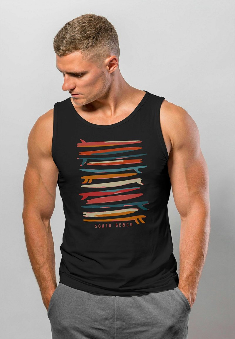 Schwarzes Tanktop mit mehrfarbigem, horizontalem Pinselstrichdesign. Der Text "SOUTH BEACH" befindet sich am unteren Rand. Das Modell hat einen muskulösen Körperbau.