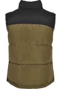 Polstret vest med en sort øverste del og oliemarine grøn nederste del, med høj krave og vandret quiltet tekstur.