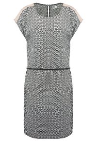 Kortärmad klänning i svart och vitt geometriskt mönster, med rund hals, ett subtilt bälte och rosa detaljer vid axlarna.