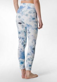 Bloemmotief leggings in lichtblauw en wit, met een hoge tailleband en een zachte, rekbare stof. Enkel-lang met een strakke pasvorm.