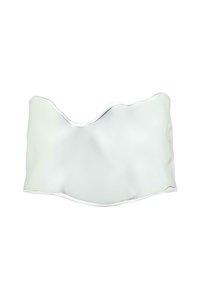 Vitt vågigt bandeau-top med en slät, matt textur. Har en subtil lyster och rena kanter, designad för en figurnära silhuett.
