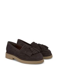 Mocassini in suede marrone scuro con un dettaglio a nappe, fodera in pelle e suola in gomma chiara, dotati di punta rotonda e dettagli di cucitura.