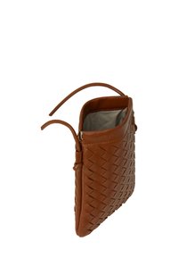 Borsa a tracolla in pelle intrecciata marrone con chiusura a zip, dotata di una fodera interna liscia e un design sottile per una facile portabilità.