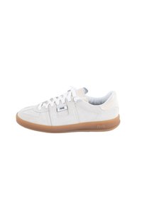 Sneakers in pelle scamosciata bianca con suola in gomma color miele, dotate di lacci bianchi e un piccolo logo P448 sul lato. Texture liscia con un design minimale.