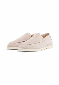 Svijetlo ružičaste antilop cipele bez vezica s glatkom površinom, zaobljenim vrhom i bijelim gumeni potplatom. Imaju šivani detalj duž rubova.