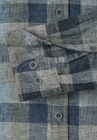 Kariertes Hemd in Blau- und Grautönen, mit einer geknöpften Manschette und einem strukturierten Stoff mit einem karogemuster und subtilen Akzenten.