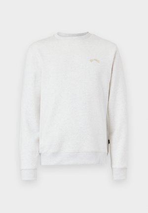 Lichtgrijze sweatshirt gemaakt van zachte stof, met een ronde hals, lange mouwen en een klein, beige logo op de linkerborst.