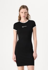 Fekete ruha rugalmas anyagból, rövid ujjakkal és fehér díszítéssel, testhezálló fazonban, a mell részen "Karl Lagerfeld Jeans" logóval.