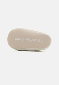 Calvin Klein Jeans JEAN UNISEX - Pirmieji vaiko batukai - off white/beige