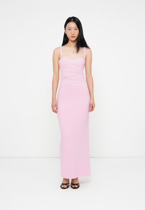 Elegante, aangesloten roze maxi-jurk met vierkante halslijn en dunne bandjes, gemaakt van soepel materiaal. Beschikt over een zijsplit voor extra detail.