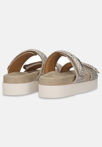 Beige platform sandalen met achterste banden, bovenwerk met gestructureerd dierenpatroon,gevulde binnenzool en een lichte witte rubberen buitenzool.