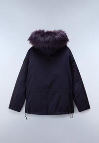 Mörk blå vinterjacka med långa ärmar och en huva som är fodrad med tjock, fluffig lila päls, visad bakifrån.