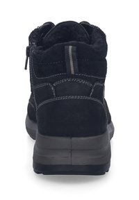 Botas de tobillo de ante negro con un acabado texturizado, que cuentan con un zipper trasero, costuras en contraste y una suela de goma resistente.