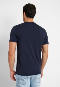 Guess STRETCH FRONTLOGO - Camiseta estampada - blau