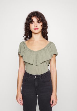 ONLY Petite ONLLIA FRILL - T-shirt estampada - desert sage