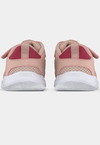 Puma sportbačiai su šviesiai rožiniu viršumi, tinklinėmis šoninėmis panelėmis, raudonais akcentais ir balta guma padanga; užsegama su kabliuko ir kilpos dirželiu.