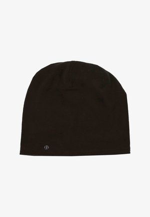 Mustast fleece-stiilis müts, millel on väike ümmargune metallist logo alumise äärte lähedal, esitatud valge tausta ees.