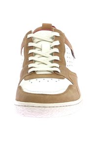 Baskets en daim marron et en cuir blanc avec un design perforé, lacets plats, languette rembourrée et semelle en caoutchouc blanche.