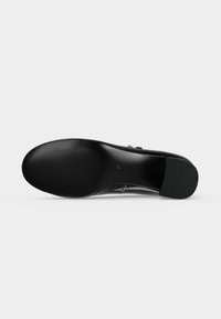 Semelle de chaussure en cuir noir avec une moitié avant légèrement texturée et un talon bloc, taille 37 imprimée près de la zone de la voûte plantaire.