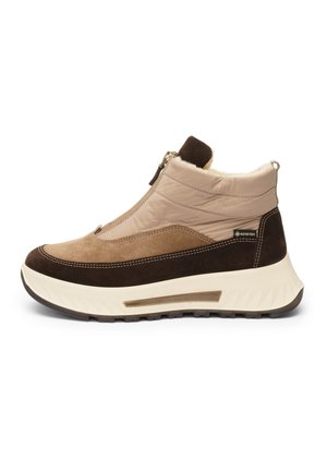 Beige og brun vinterhøjtopsneaker med lynlåslukning, tyk hvid sål, Gore-Tex-mærke og polstret krave med fleecefor.