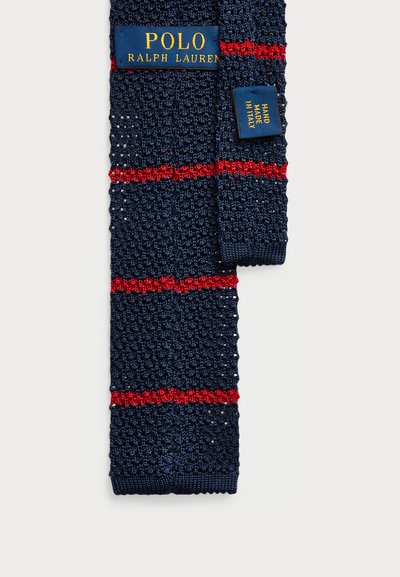 Strickschal in Marineblau mit roten Streifen. Verfügt über strukturierte Muster, Etiketten mit der Aufschrift "Polo Ralph Lauren" und "Made in Italy."