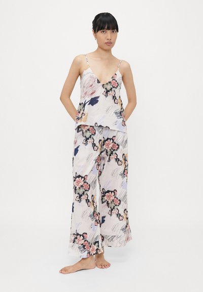 Kwiatowy zestaw loungewear z satynowego materiału, składający się z bezrękawowej bluzki o głębokim dekolcie w kształcie V oraz spodni z szerokimi nogawkami, zdobiony różowymi i niebieskimi wzorami kwiatowymi.