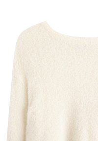 Pull doux de couleur crème avec un matériau texturé et duveteux, un col large et des épaules tombantes. Pas de fermetures ni de motifs visibles.