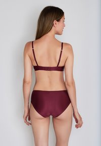 Burgunderrotes Bikini-Set mit gerippter Struktur, verstellbaren Trägern, Hakenverschluss am Rücken und hohem Bund.