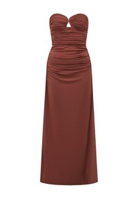 Robe marron sans bretelles avec des détails froncés, une découpe en forme de trou de serrure au niveau de la poitrine et une silhouette ajustée qui s'étend jusqu'au sol.