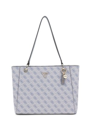 Sac fourre-tout Guess gris clair avec un motif de logo bleu, des poignées noires et des éléments en métal doré, y compris un emblème de marque en triangle.