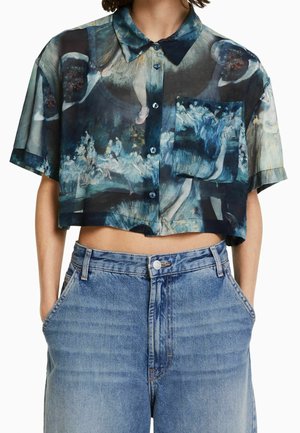 Geknipte, korte mouwen blouse in sheer stof met een abstract blauw en groen patroon, voorzien van een knoopsluiting aan de voorkant en een zakdetail.