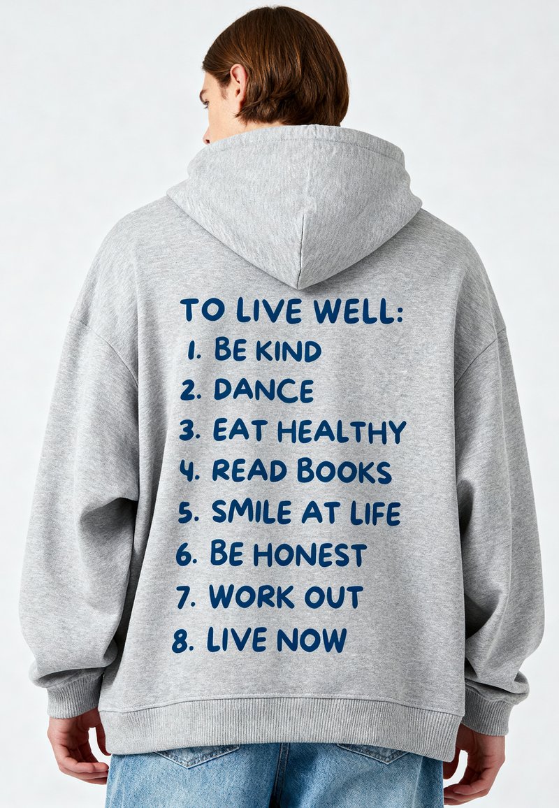 Felpa grigia con cappuccio ampio e vestibilità rilassata. Sul retro presenta un testo blu con un elenco di consigli per il benessere in un formato organizzato.