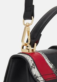 Czarna torebka o teksturowanym wykończeniu, z czerwonym paskiem akcentowym oraz gładkim szarym paskiem w zwierzęcy wzór, zabezpieczona złotym metalowym zapięciem.