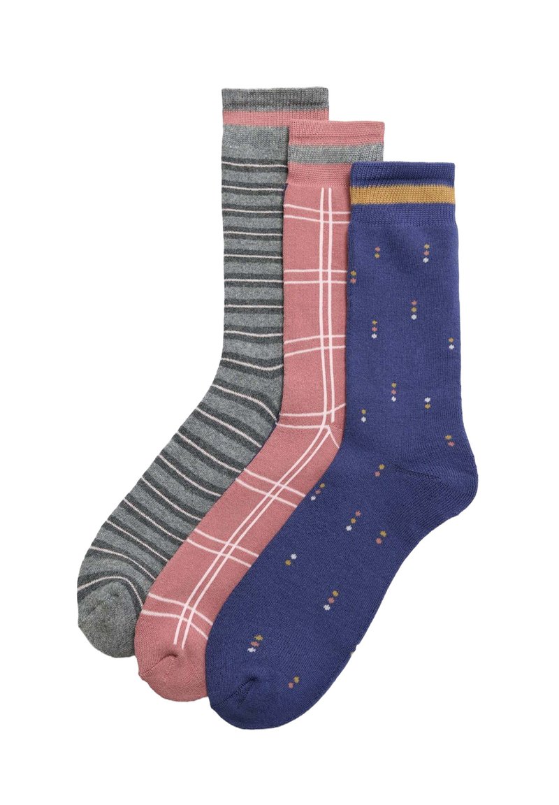 Tres pares de calcetines: grises a rayas, rosas con un patrón de cuadros y azules con puntos de colores. Cada uno tiene una tela suave y puños sólidos.