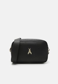 Schwarze Leder-Crossbody-Tasche mit rechteckiger Form, die ein goldenes Insektenlogo auf der Vorderseite und einen verstellbaren Schulterriemen aufweist.