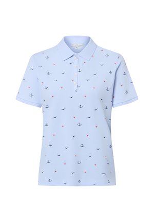 Hellblaues Poloshirt mit kurzen Ärmeln und weißen Knöpfen mit einem Muster aus kleinen marineblauen Ankern, schwarzen Vögeln und roten Herzen.