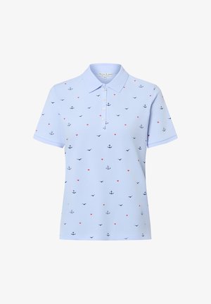 Hellblaues Poloshirt mit kurzen Ärmeln und weißen Knöpfen mit einem Muster aus kleinen marineblauen Ankern, schwarzen Vögeln und roten Herzen.