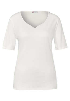 Camiseta blanca de manga corta para mujer con escote en forma de V, diseño liso y una pequeña etiqueta de la marca en el interior del cuello.