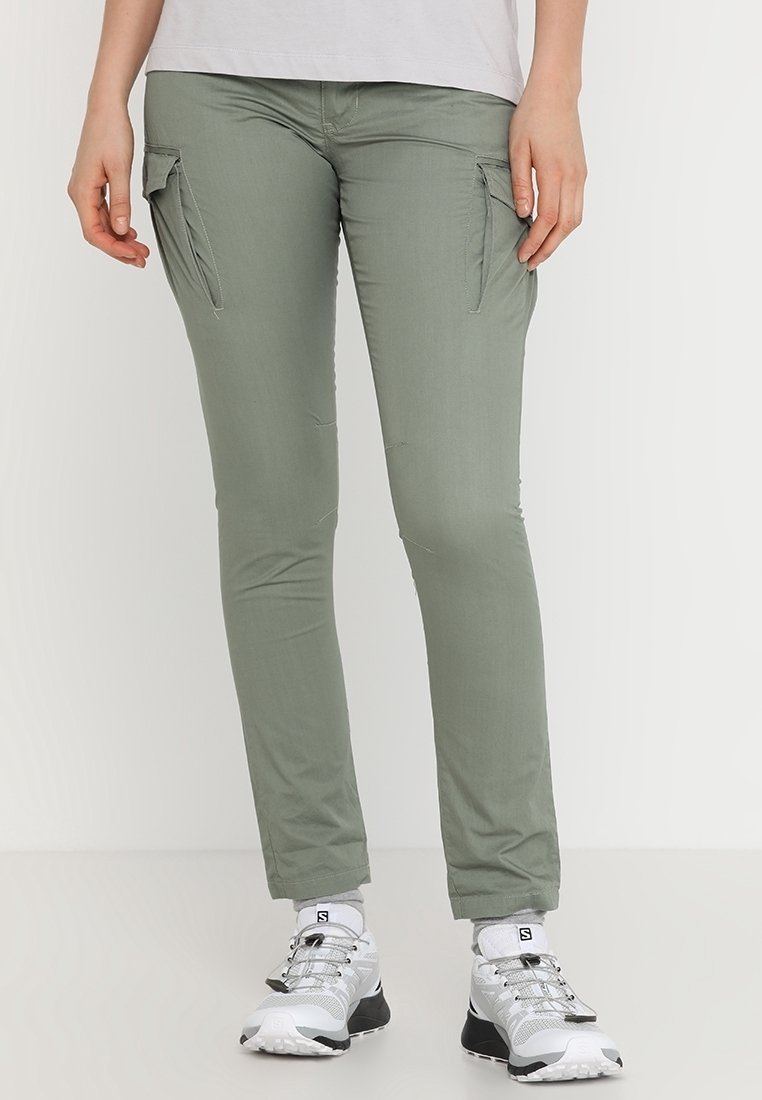 Ljusgröna cargo-byxor med slim fit, med sidfickor och en slät textur, i kombination med grå sportskor.