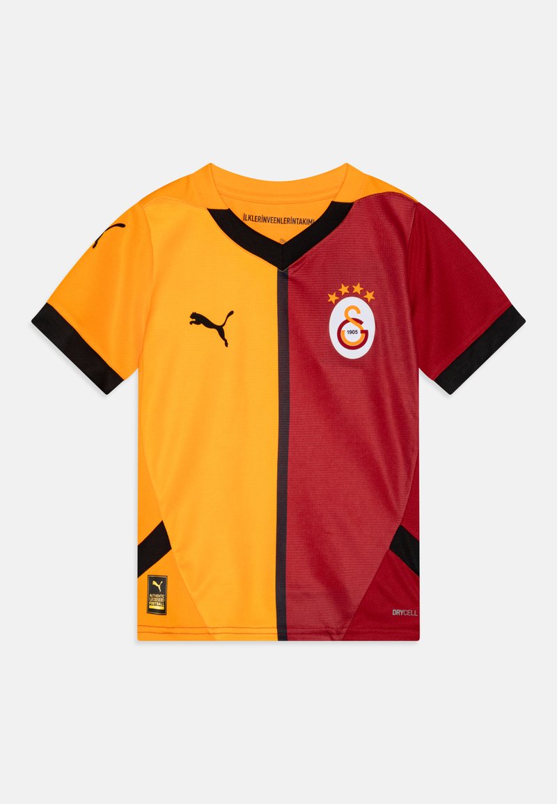 Maglia sportiva Puma con un design a taglio diagonale in arancione e bordeaux, dettagli neri e un logo della squadra con quattro stelle sul petto.