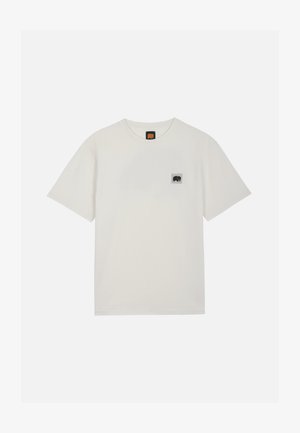 Camiseta de color crema con mangas cortas y cuello redondo, con un pequeño parche con logo de animal oscuro en el pecho izquierdo y un logo a juego en el interior del cuello.