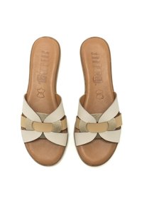 Beige Slidesandalen mit überkreuzten Riemen und goldenen Akzenten. Weiche, strukturierte Innensohle und ein glattes, geschwungenes Außendesign.