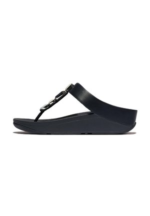 Sandales compensées noires avec une large lanière, un design en fines lanières et des détails en matériel décoratif le long de la lanière. Semelle texturée pour une meilleure adhérence.
