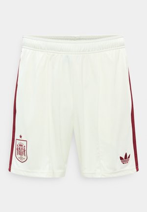 Hvite treningsshorts med røde striper på sidene, Spanias nasjonale fotballemblem på venstre ben og rød Adidas-logo på høyre ben.