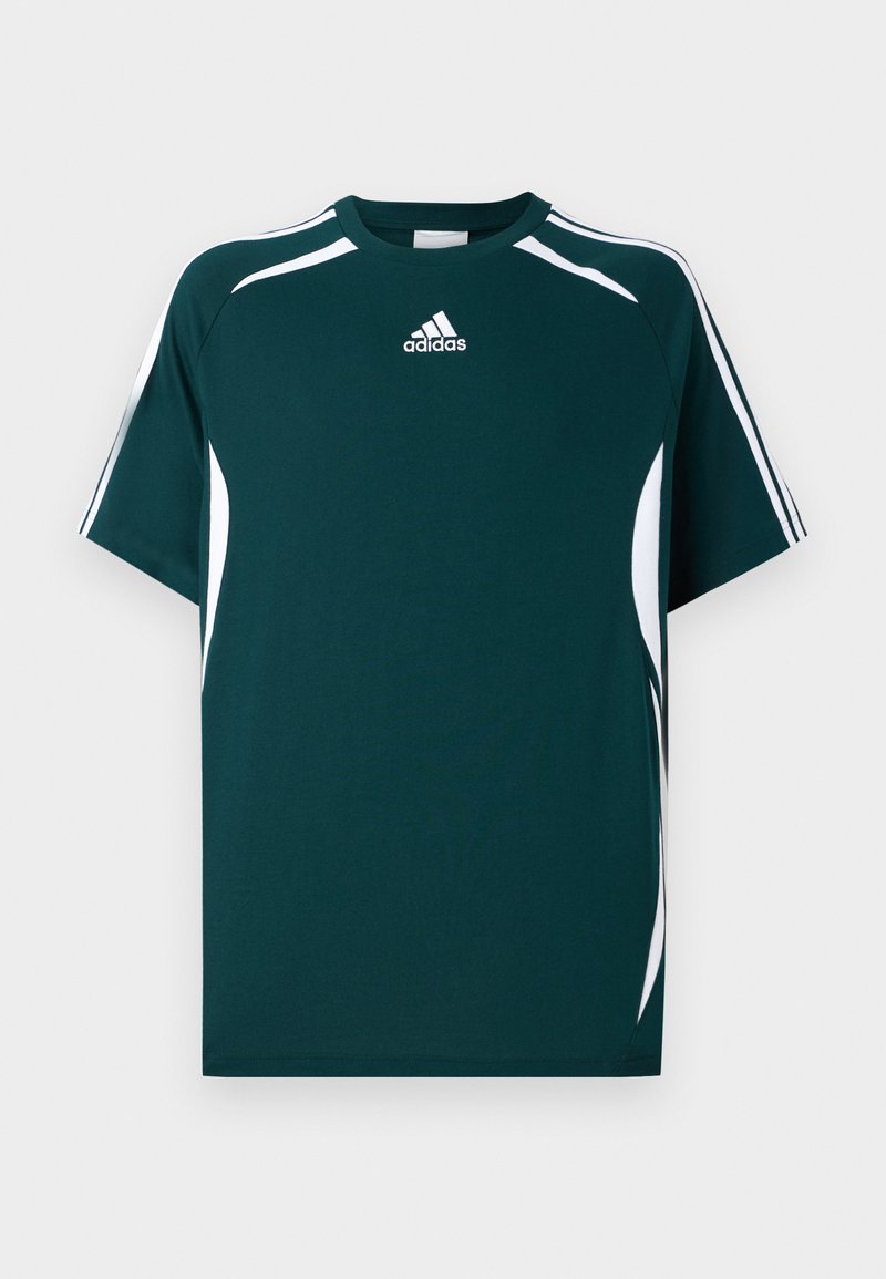 T-shirt de sport vert foncé à manches courtes, avec des accents courbés blancs et un logo Adidas sur la poitrine. Fabriqué en tissu lisse.