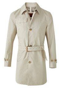 Beżowy trencz z lekkiego materiału, z paskiem w talii, zapięciem na guziki i klasycznym kołnierzem z delikatnym klapą po lewej stronie.