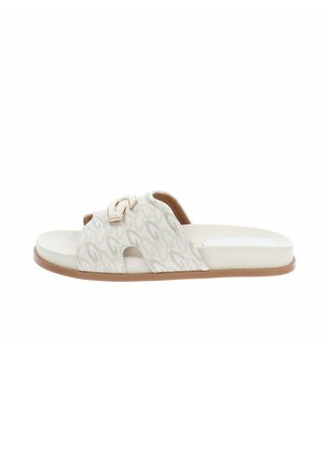 Sandalia plana beige con tira de tela estampada, hebilla dorada decorativa y suela color marrón claro, diseñada para un uso casual.